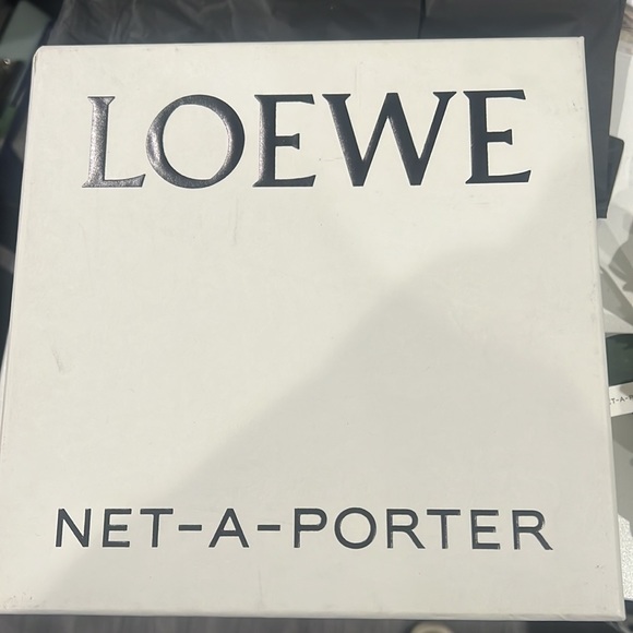 Loewe x Net-A-Porter paper crown. NIB - Picture 3 of 4